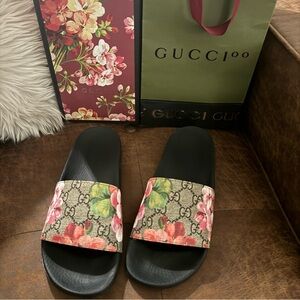 GUCCI GG BLOOMS SUPREME FLORAL SLIDE
